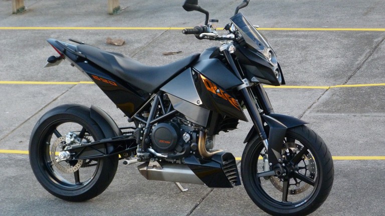 Review: KTM 690 Duke. Bonkers.